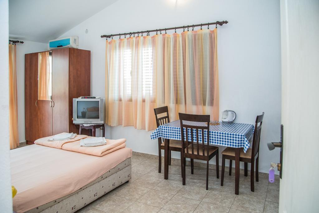 Apartmani Ksenija Петровац Экстерьер фото